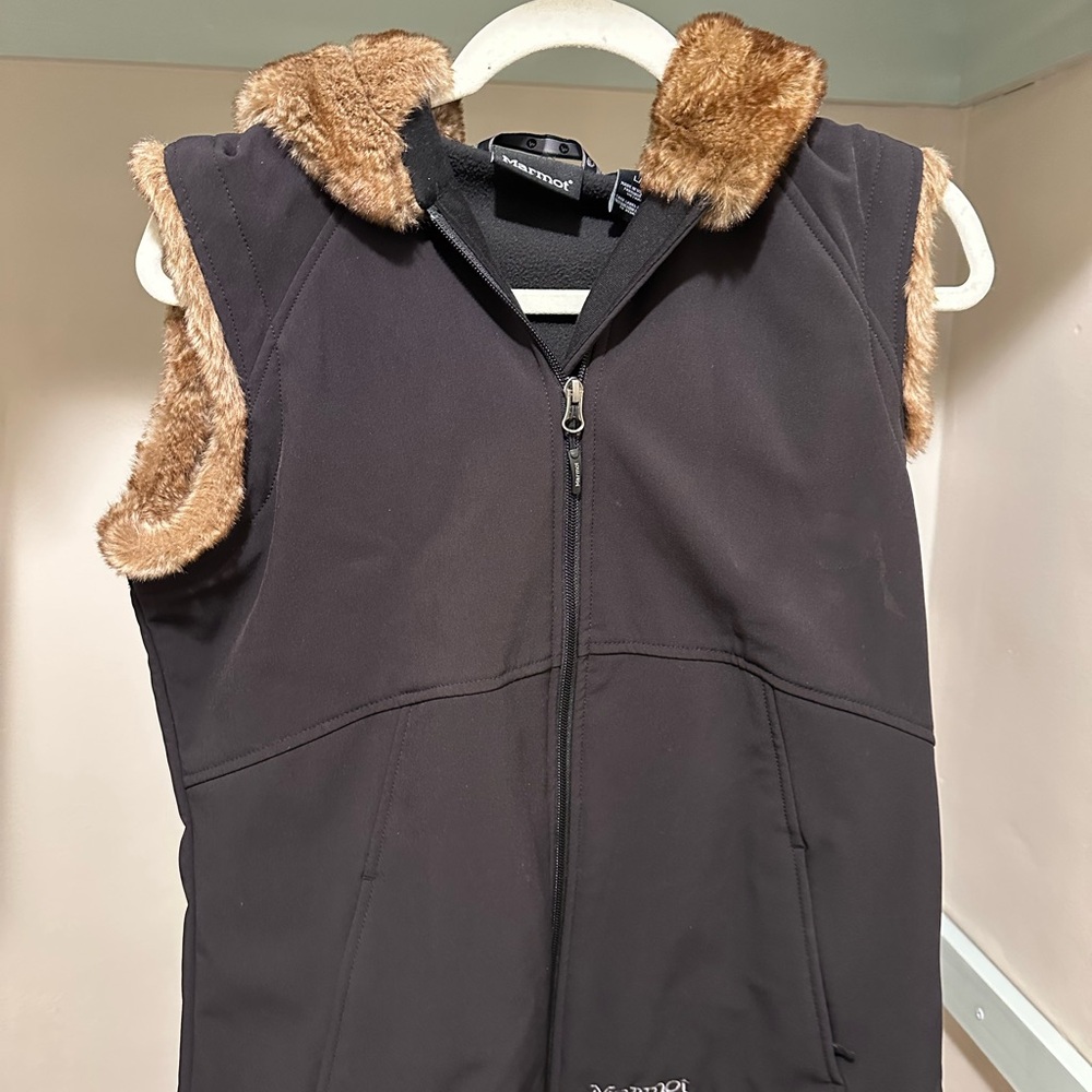 Marmot vest with fur hood and trim